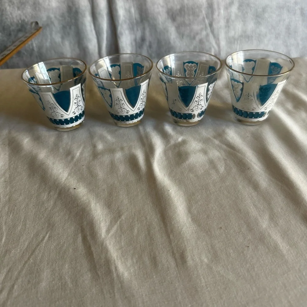 VINTAGE 4 BLUE AND WHITE MID CENTURY RETRO BARWARE LOWBALL TUMBLERS